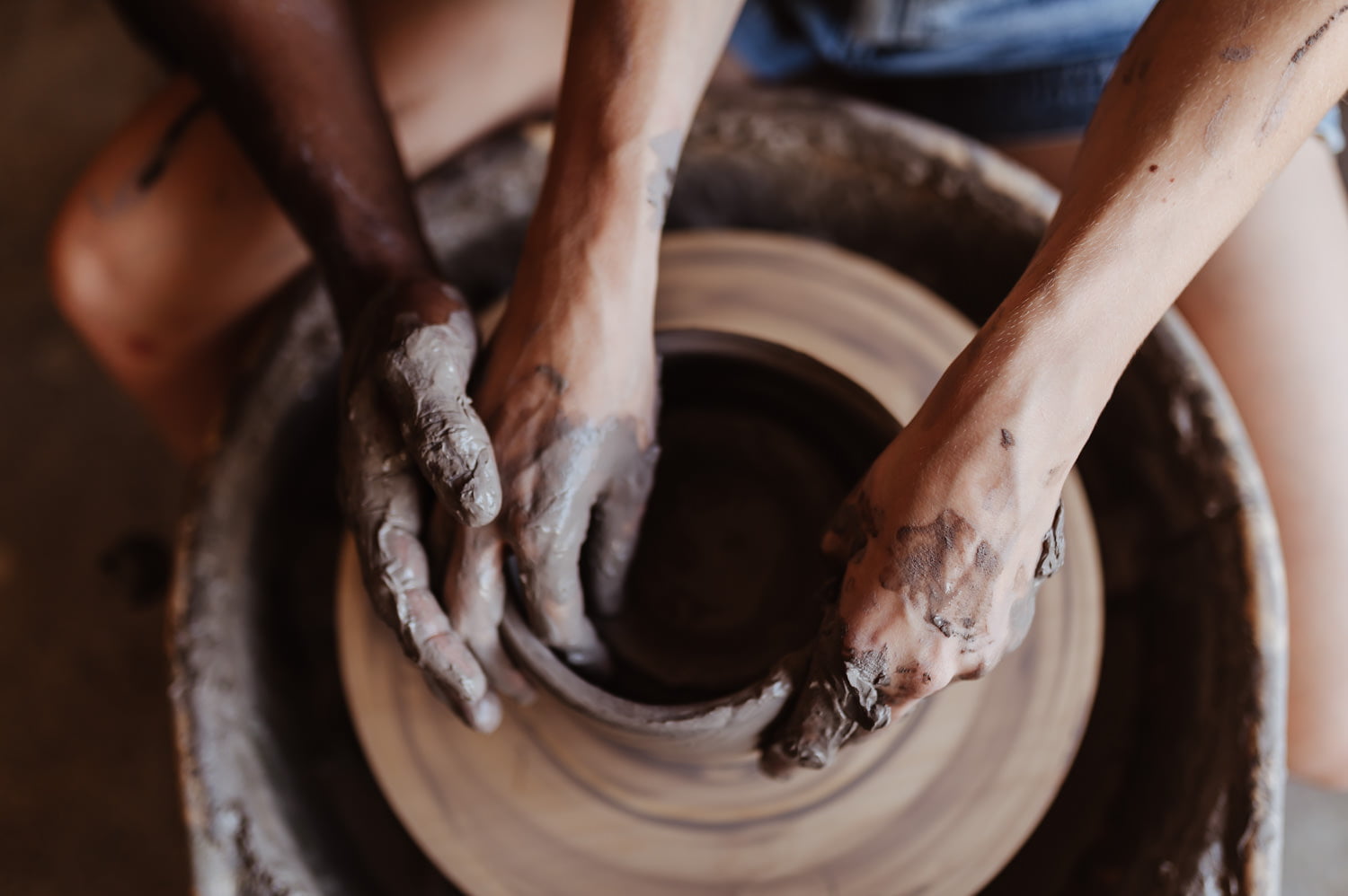 Ubrudzone gliną dłonie